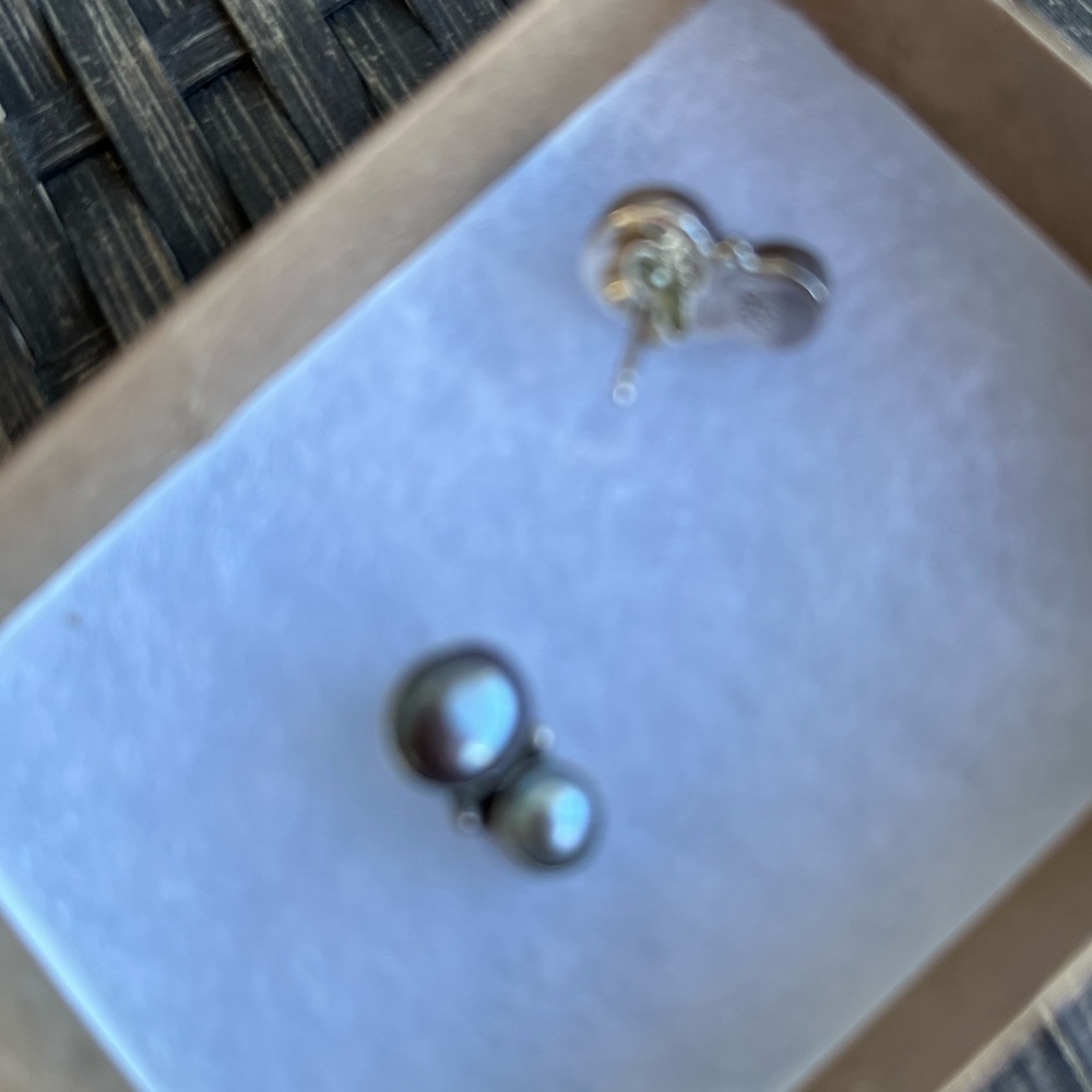 Gray pearl stud earrings in silver